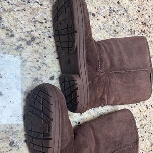 Size 11 Bearpaw suede boots.